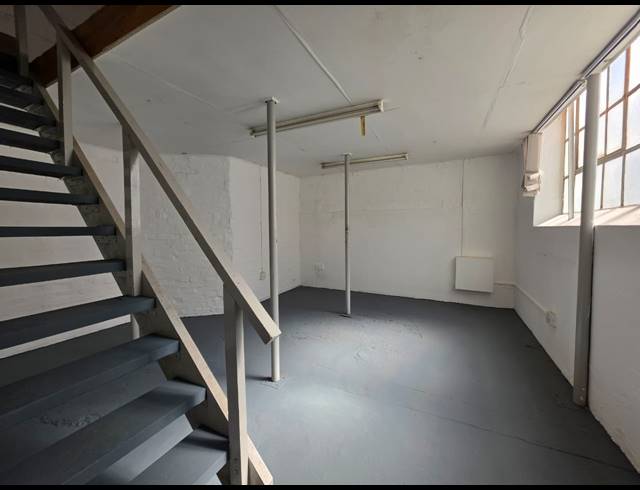 900M² WAREHOUSE TO LET IN PAARDEN EILAND